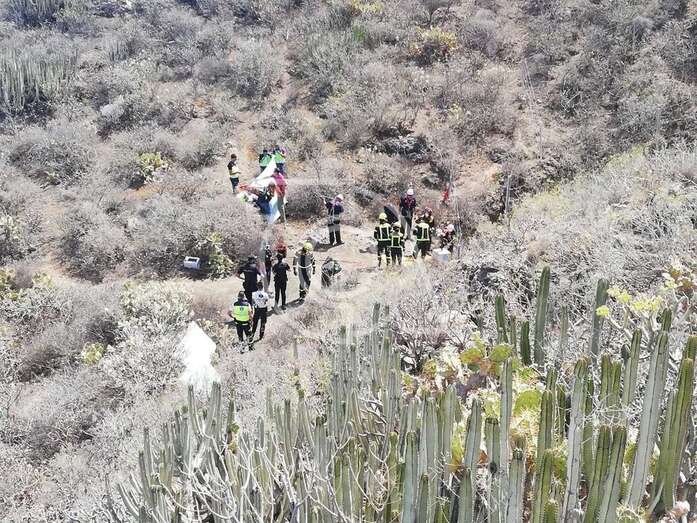 Bomberos y policías en la Sima de Jinámar (Foto TA)